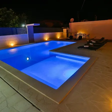 Family Friendly House With A Swimming Pool - 15909 * Split