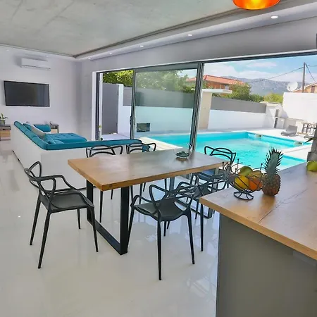 Family Friendly House With A Swimming Pool - 15909 سبليت