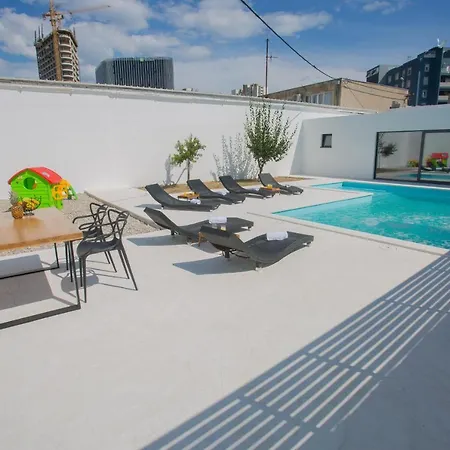 Family Friendly House With A Swimming Pool - 15909