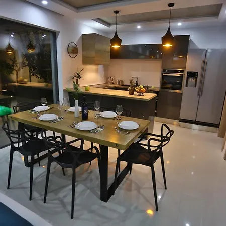Family Friendly House With A Swimming Pool - 15909 سبليت