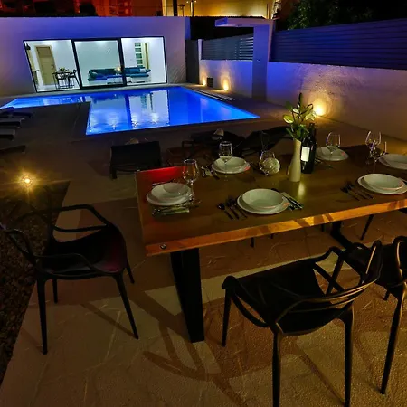 Family Friendly House With A Swimming Pool - 15909 *