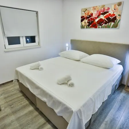 Vakantiehuis Family Friendly House With A Swimming Pool - 15909