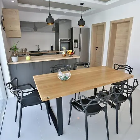 Family Friendly House With A Swimming Pool - 15909 Vakantiehuis