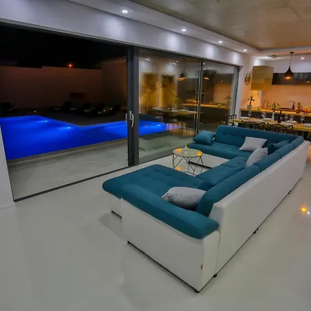 Vakantiehuis Family Friendly House With A Swimming Pool - 15909 Split